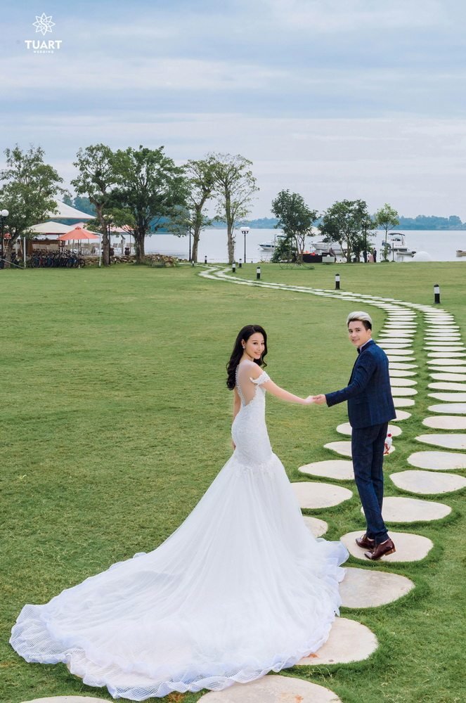Cách tạo dáng chụp ảnh cưới ngoài trời ấn tượng cho cặp đôi sắp cưới 2020